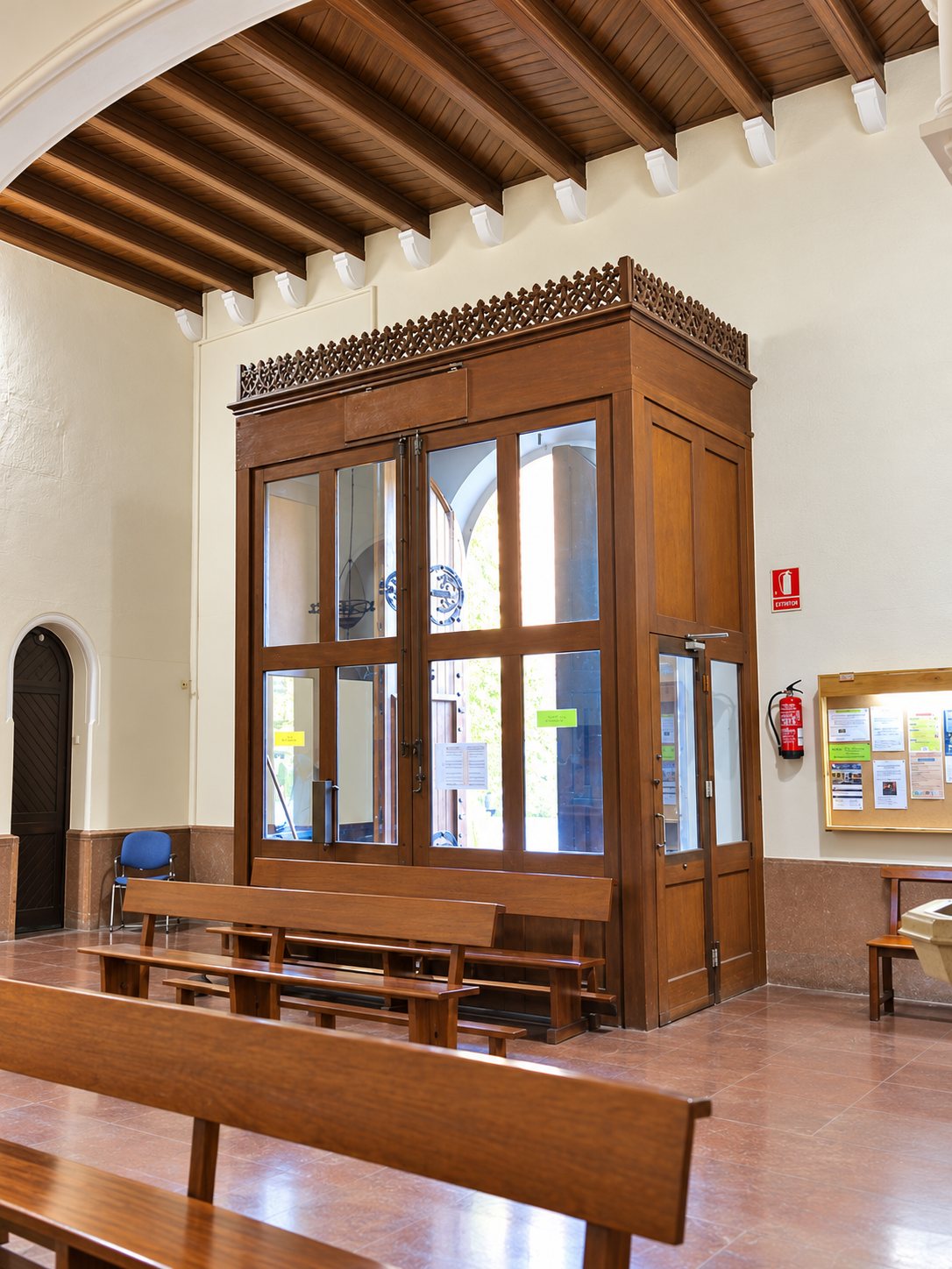 Cancel de madera en el acceso interior de la iglesia de Sant Martí