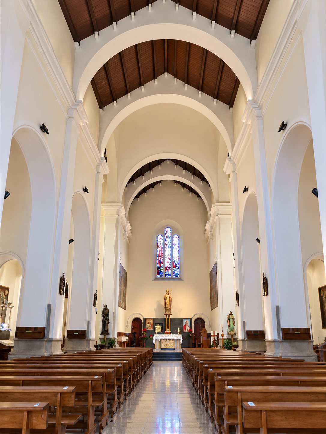 Nave interior de la iglesia de Sant Martí con techo de madera