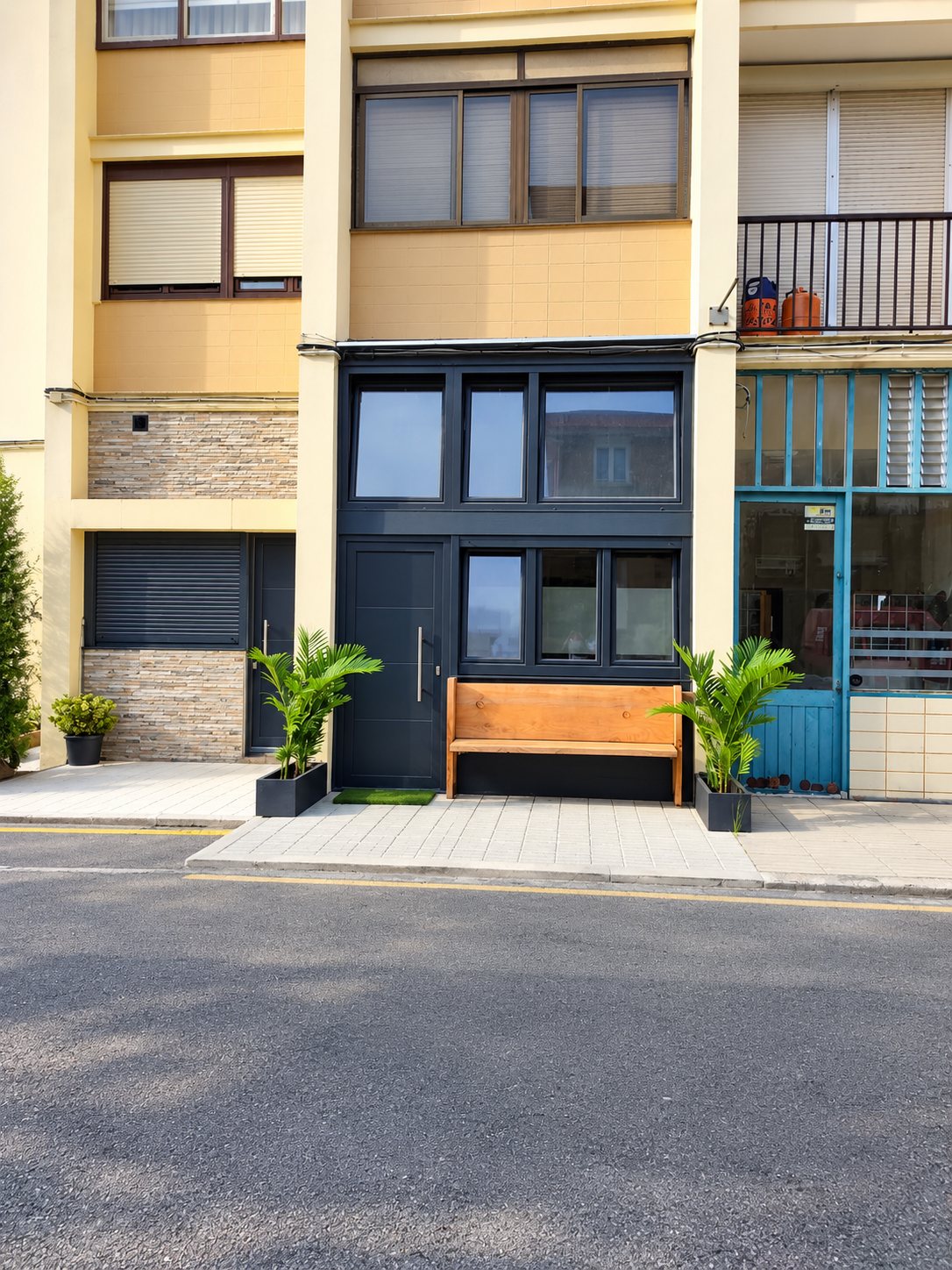 Fachada a pie de calle de un local convertido en vivienda