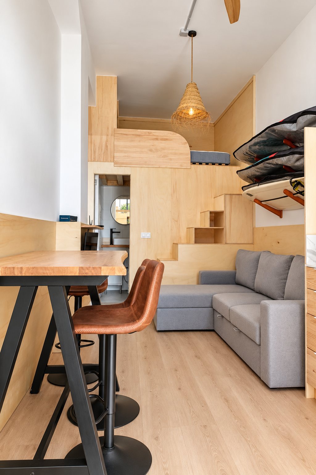 Antiguo local convertido en vivienda: salón, comedor y altillo de madera