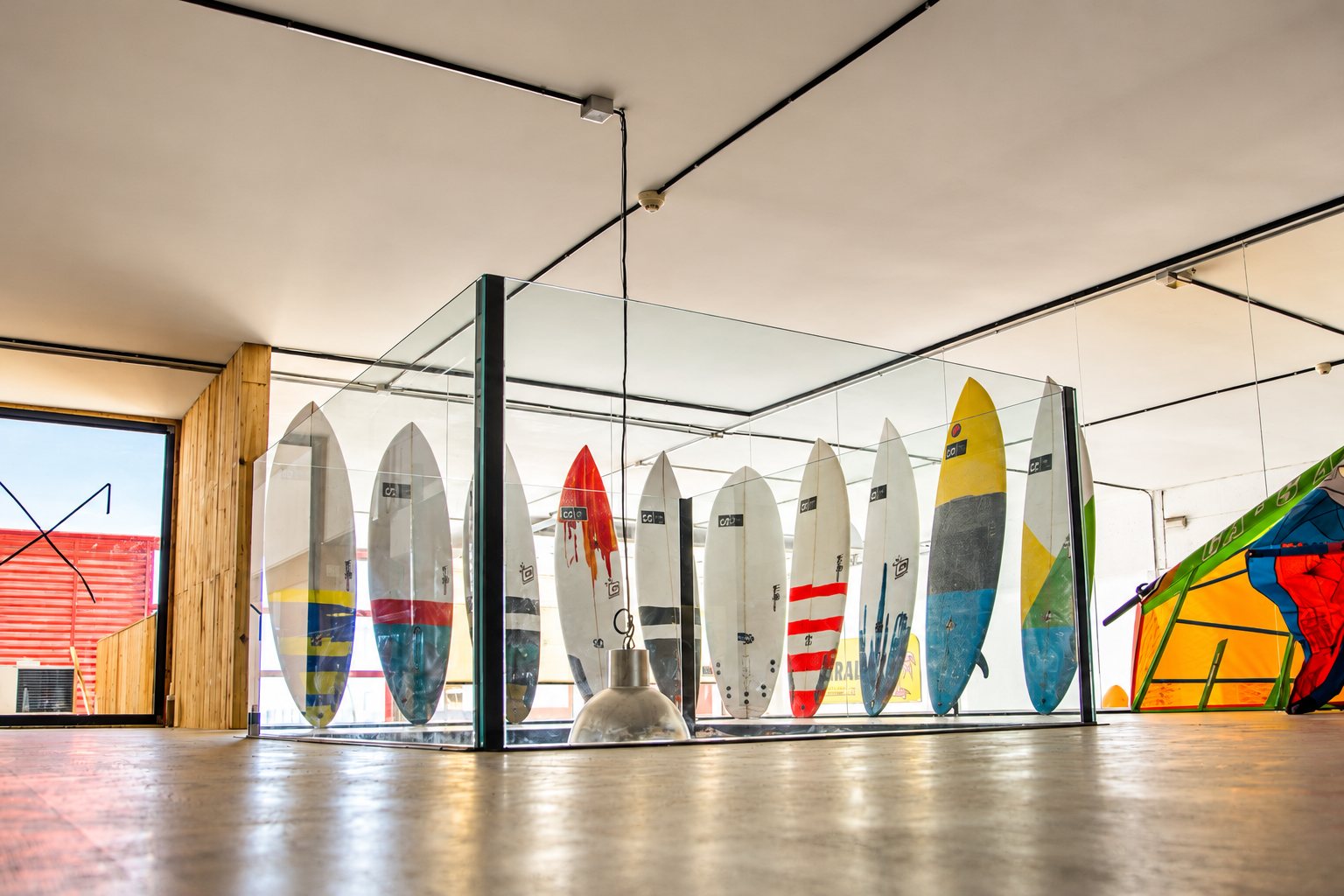 Zona de exposición de tablas de surf en un local comercial