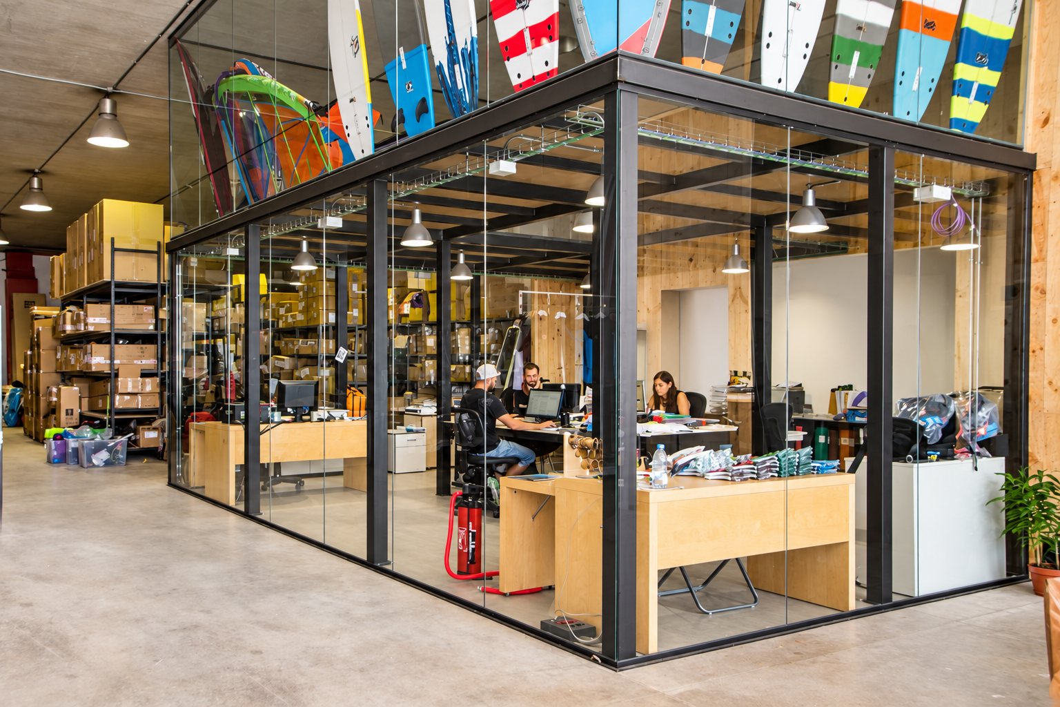 Oficinas acristaladas dentro de una nave comercial