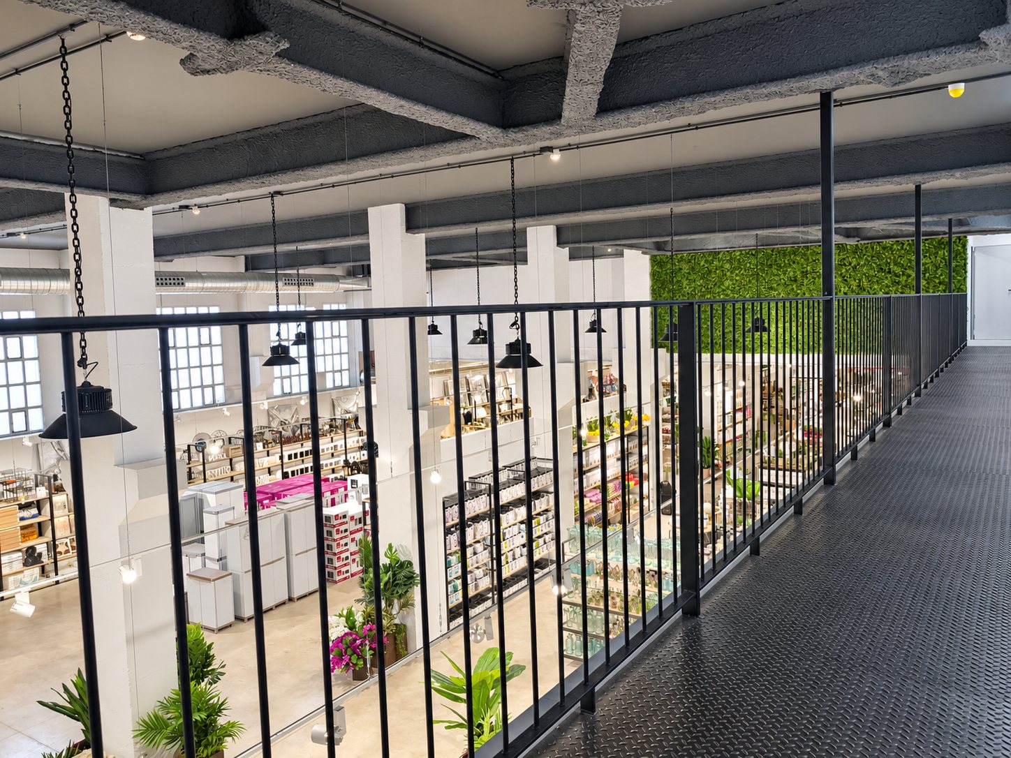 Planta superior con barandilla abierta a la zona de venta de un local comercial