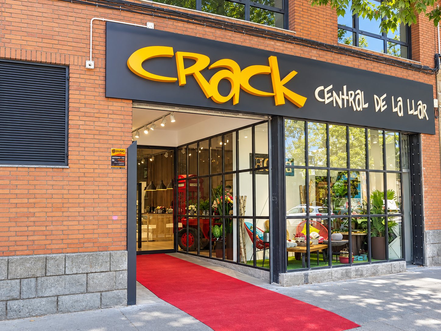 Fachada y escaparate de la tienda Crack Central de la Llar